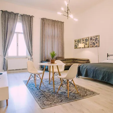 Entrez 3 - Historical Centre *